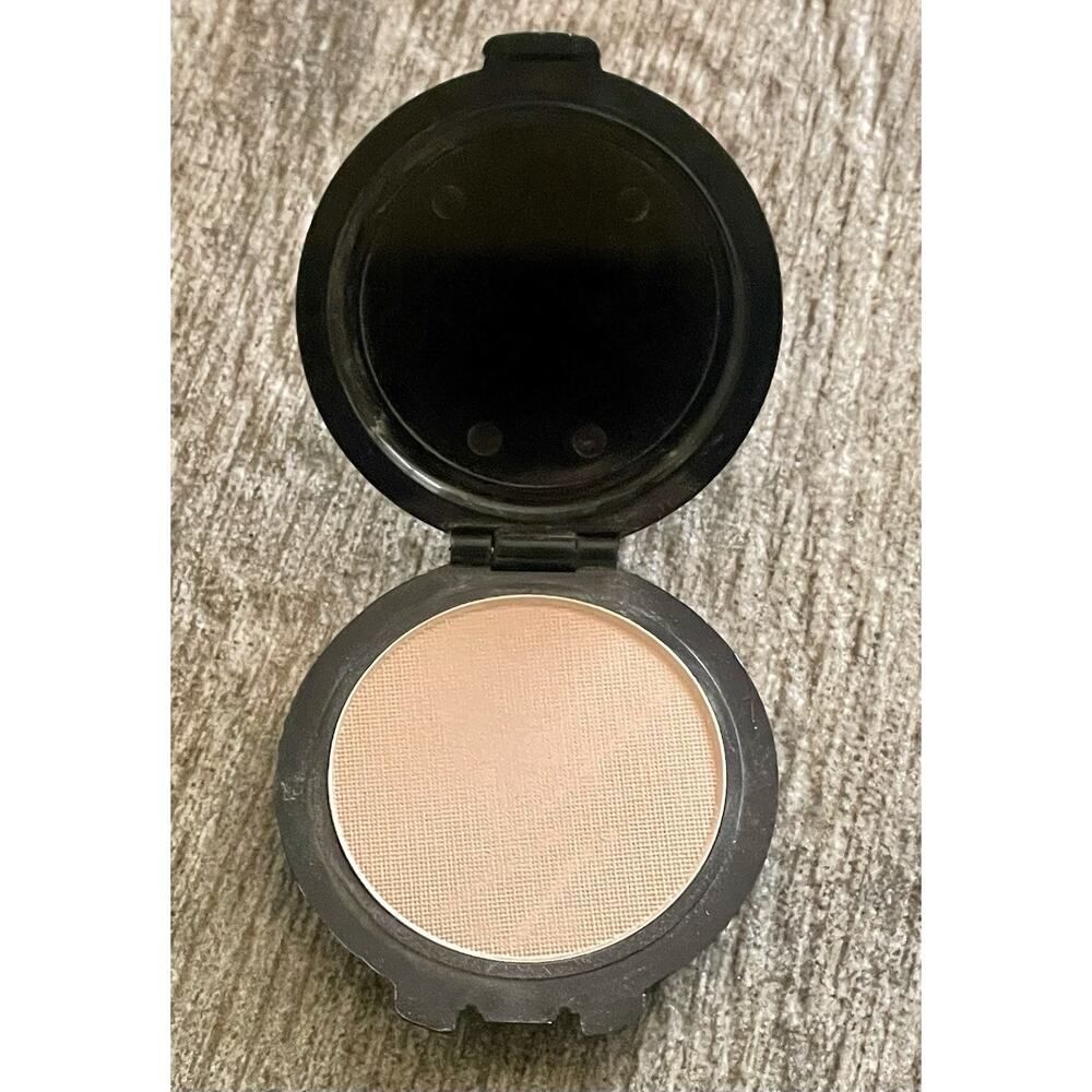 Merle Norman Luxica Flawless Effect Oil Control Powder Translucent .13 Oz - Picture 3 of 3